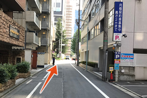 左手にうねめビル(1階が薬局)があり、3階の銀座スリーピース整体院のインターホンを押してください。